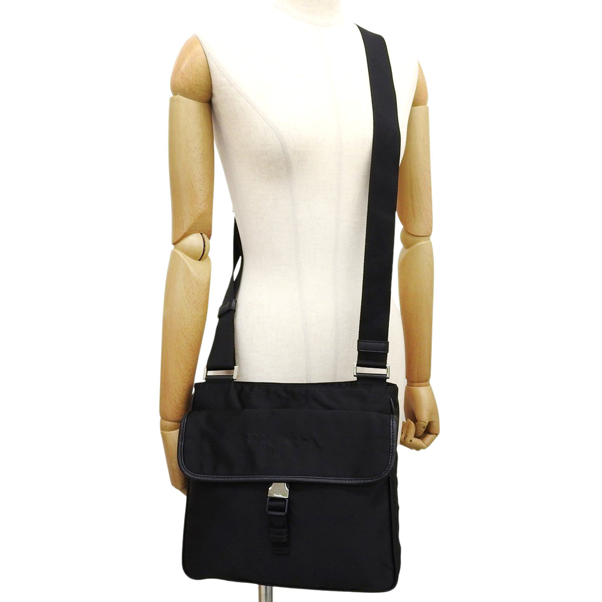 尼龙和Saffiano皮革材质的三角形logo肩背包(黑色)VA0269