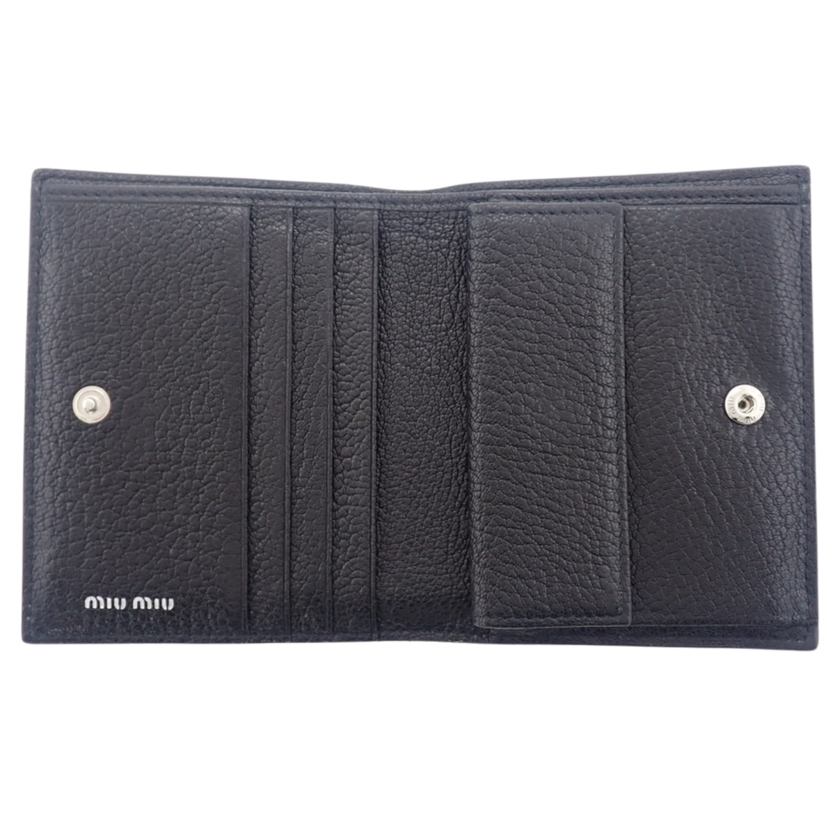 黑色皮革对折钱包,带有品牌标志。