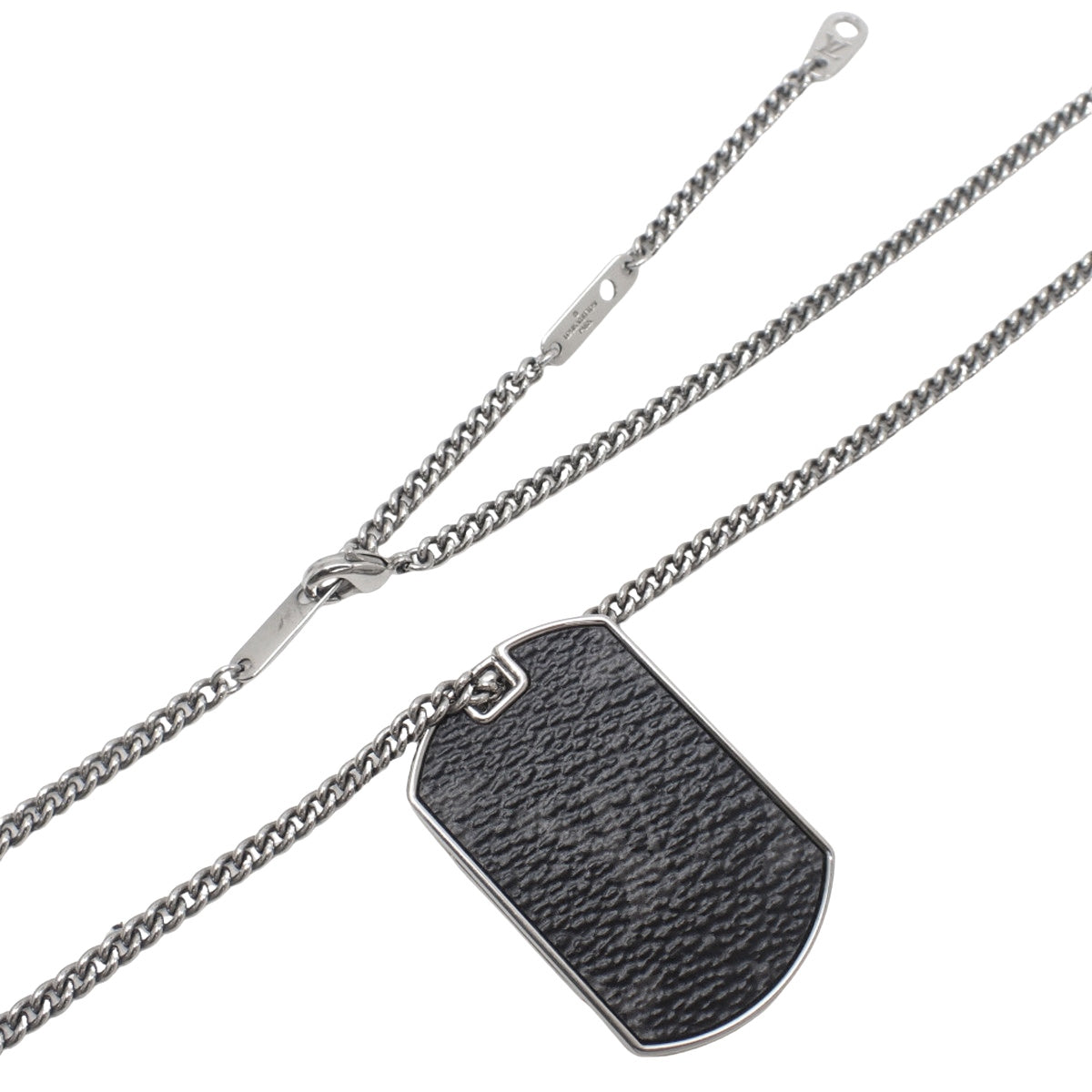 金属材质的 Collier Plaque 狗牌吊坠,字母组合图案,日蚀款