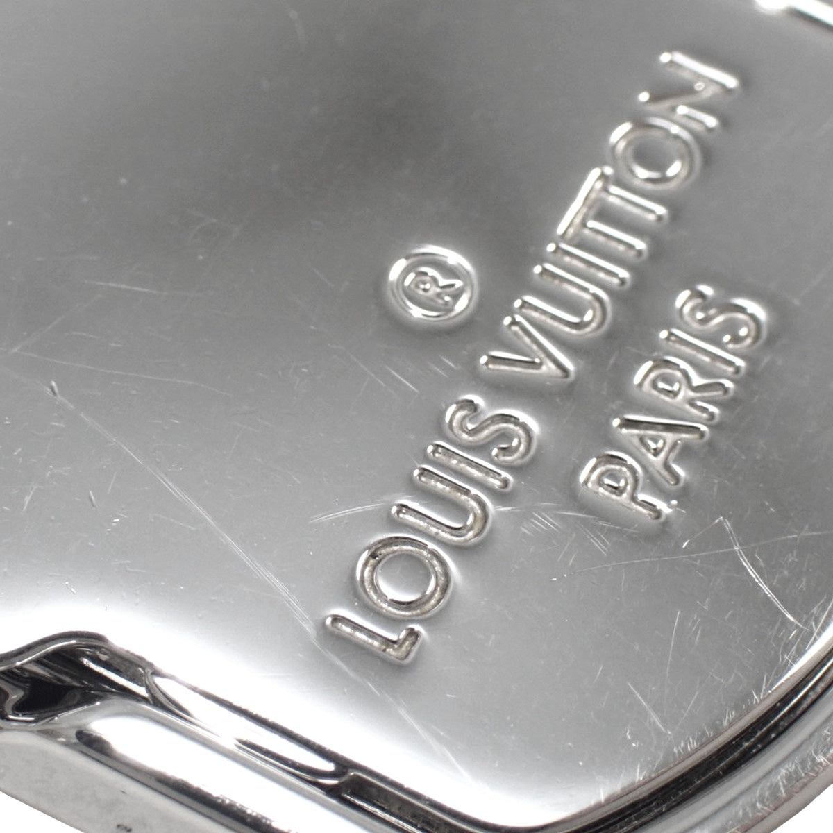 金属材质的 Collier Plaque 狗牌吊坠,字母组合图案,日蚀款