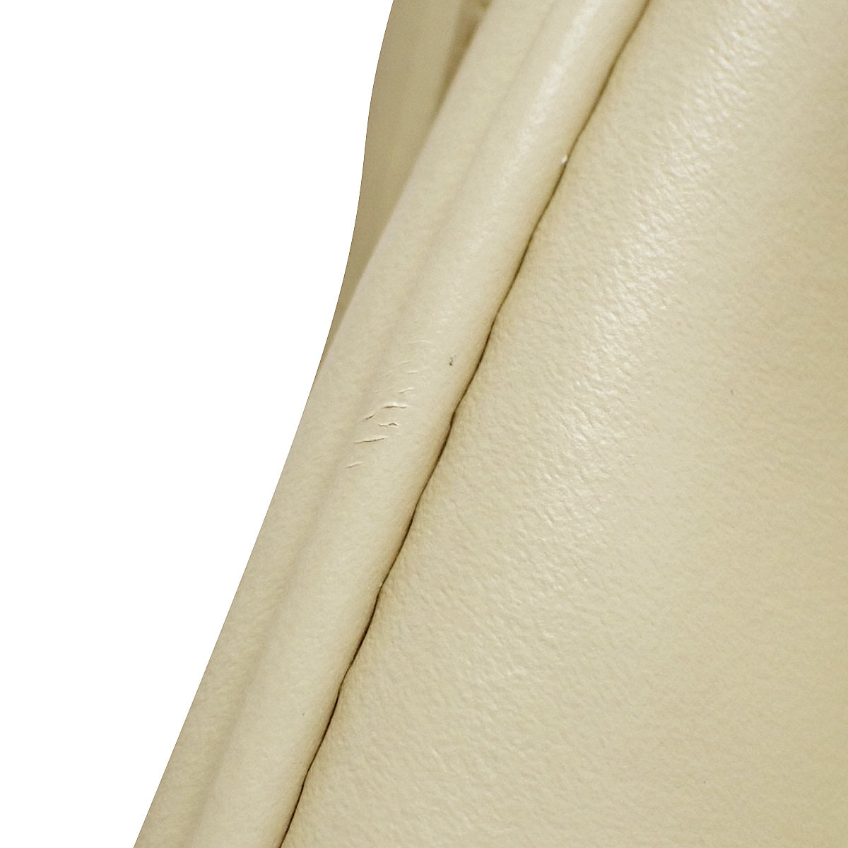 Small 16-seize Calfskin Cream 188003BEY