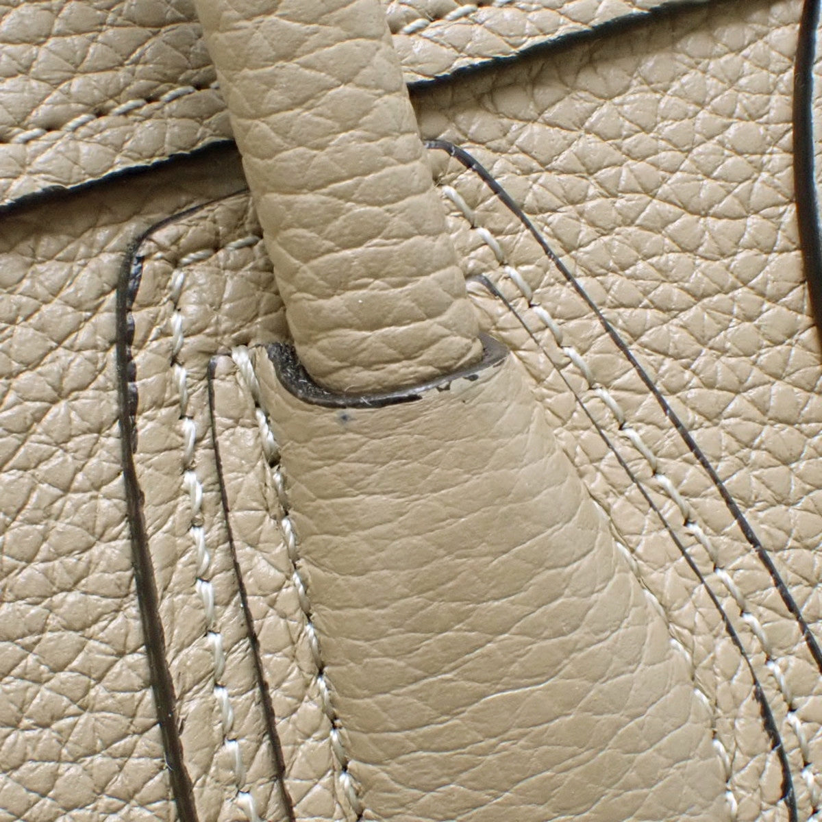 Luggage Nano Shopper 行李箱,采用沙丘色小牛皮制成