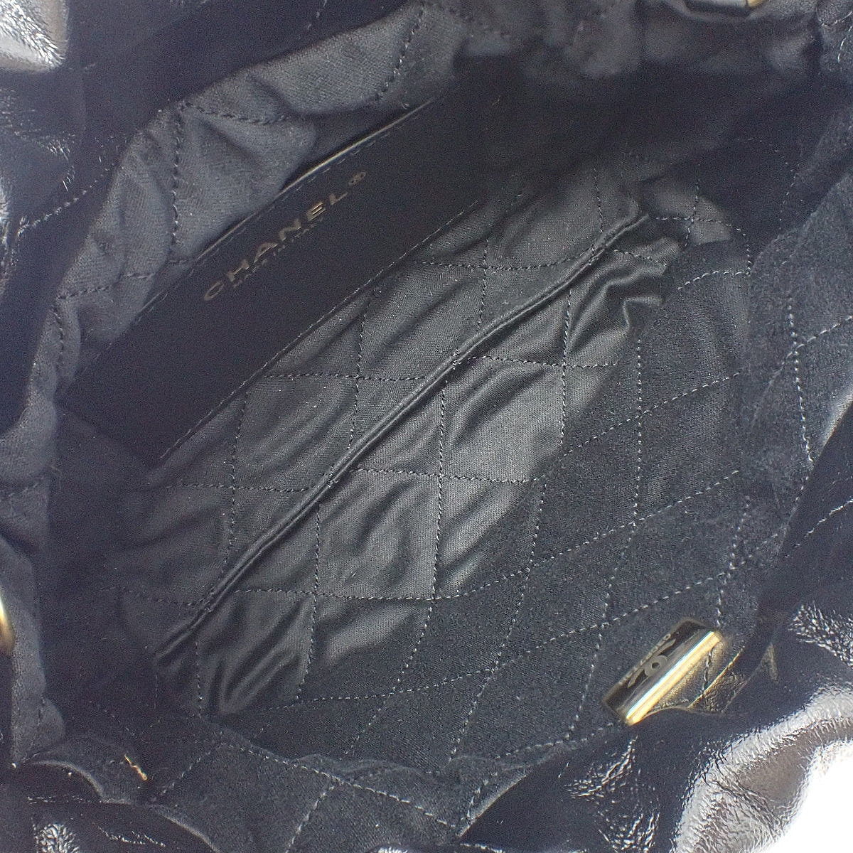 マトラッセ シャネル 22 ミニハンドバッグ シャイニーカーフスキン ブラック AS3980