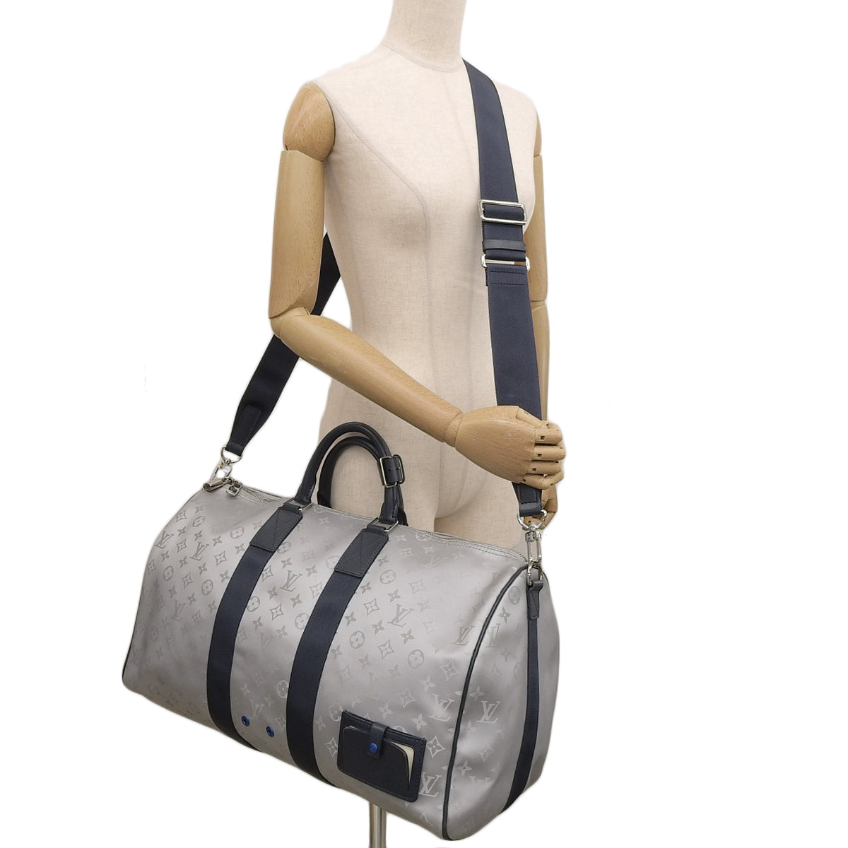 モノグラムサテライト キーポルバンドリエール50 レザー シルバー ネイビー M44170