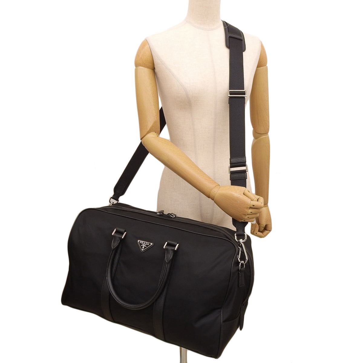 黑色尼龙和Saffiano皮革材质的波士顿包,配有Logo铭牌。