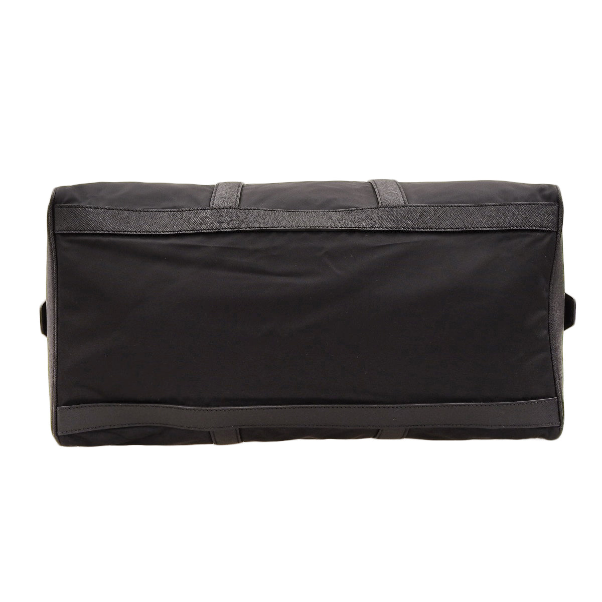 黑色尼龙和Saffiano皮革材质的波士顿包,配有Logo铭牌。