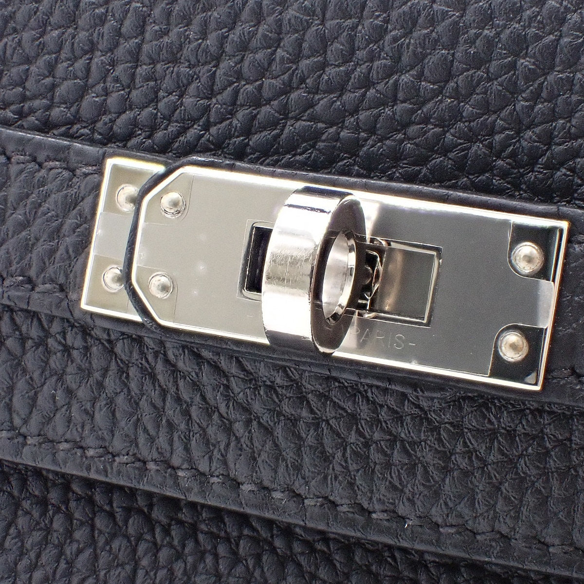 Kelly 25(内缝线)Togo 皮革,钯金配件,黑色,银色配件,Z 字印记