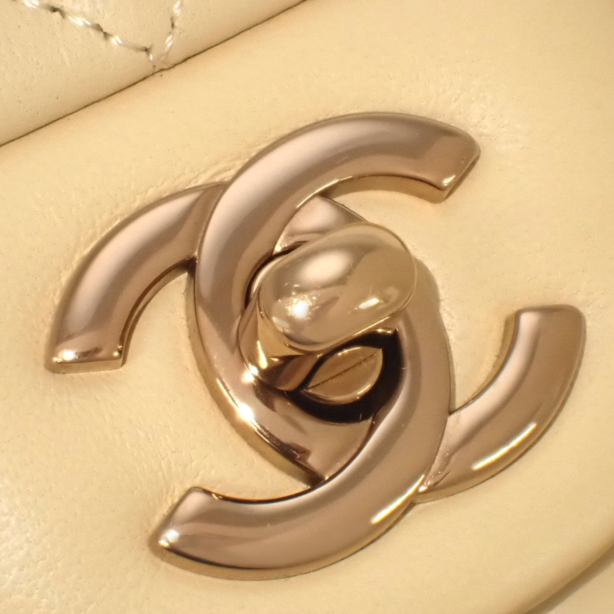 米色羊皮绗缝迷你经典手提包 A69900