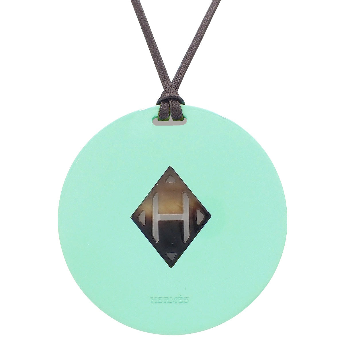 H形标志吊坠,水牛角材质。