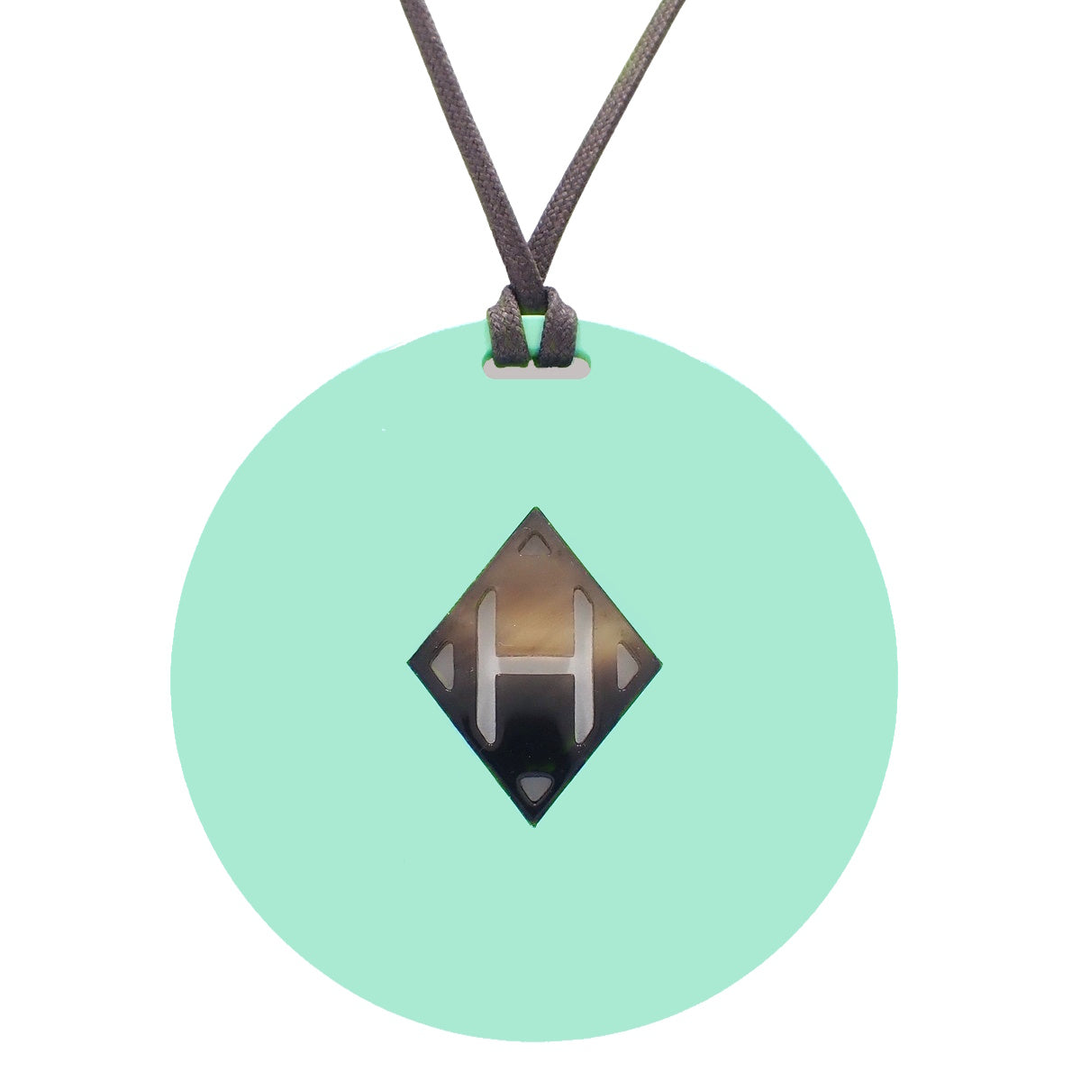 H形标志吊坠,水牛角材质。