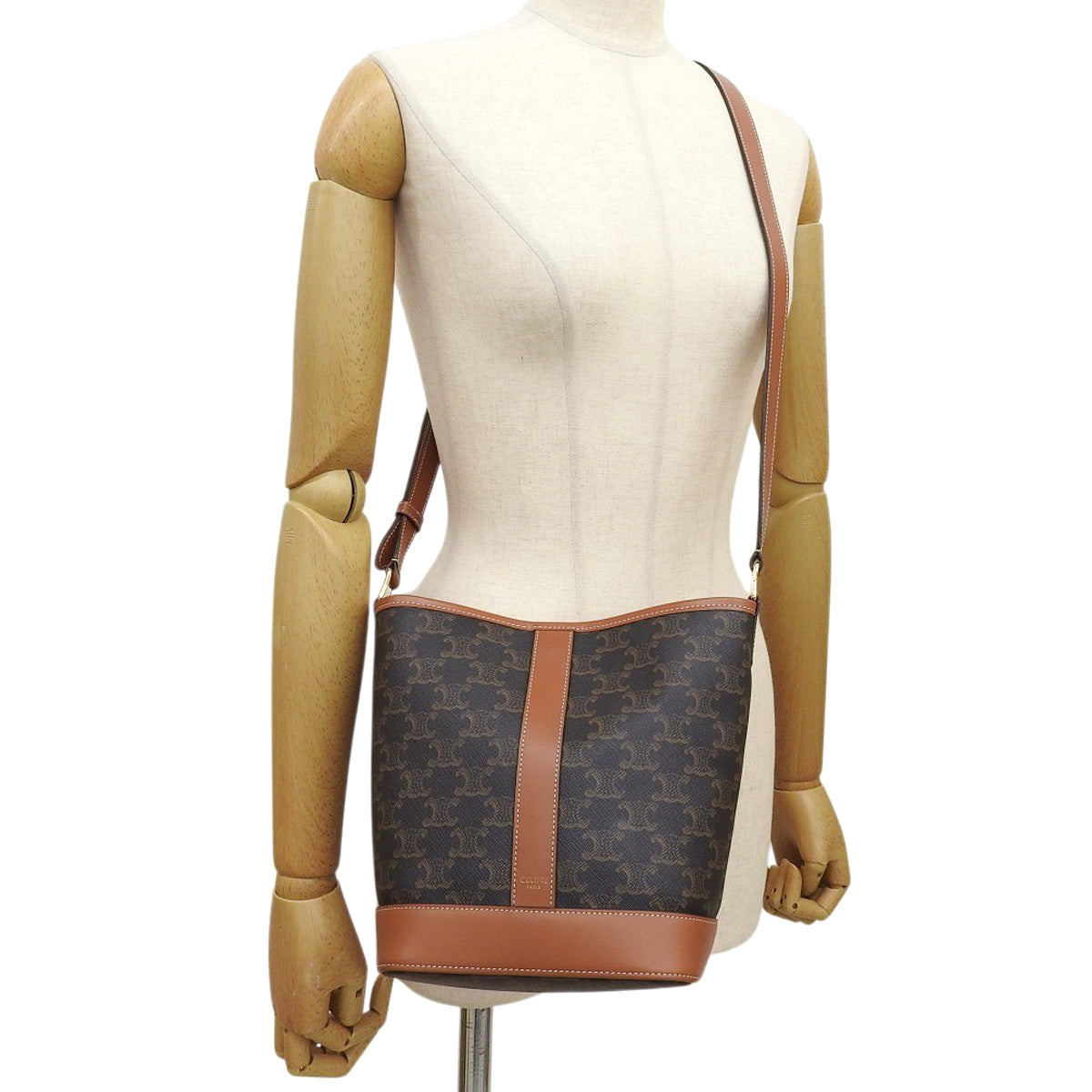 Triomphe帆布小号水桶包,小牛皮,棕褐色,191442CAS.04LU