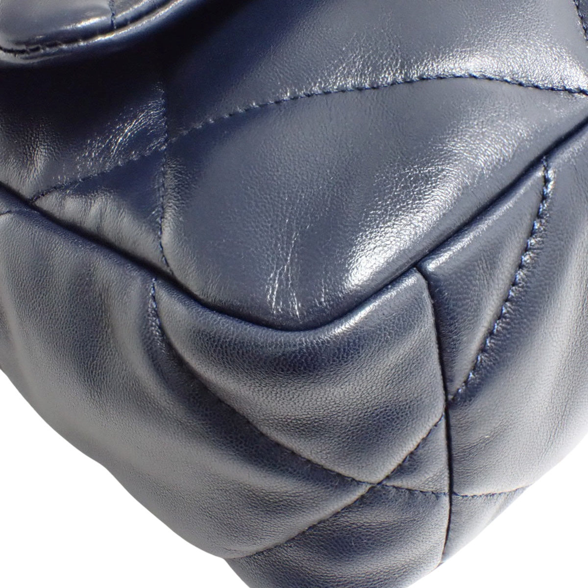 香奈儿 19 Matelasse 海军蓝羊皮手提包 AS1160