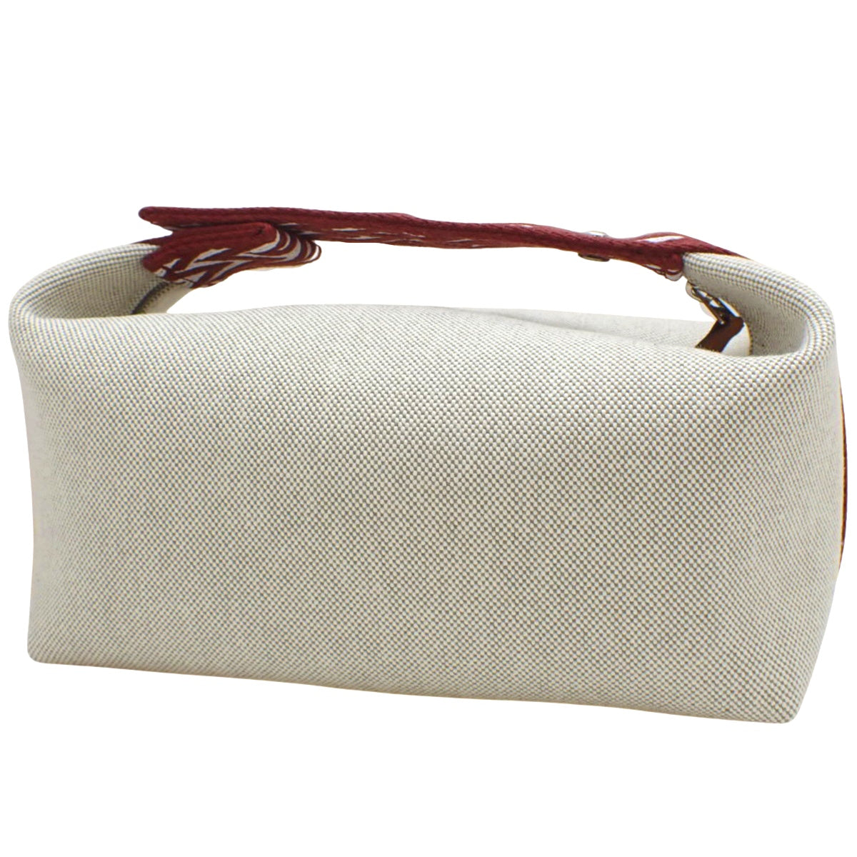 新娘身着黑色 PM Toile H 帆布鞋,米色和棕色鞋面,银色五金配件