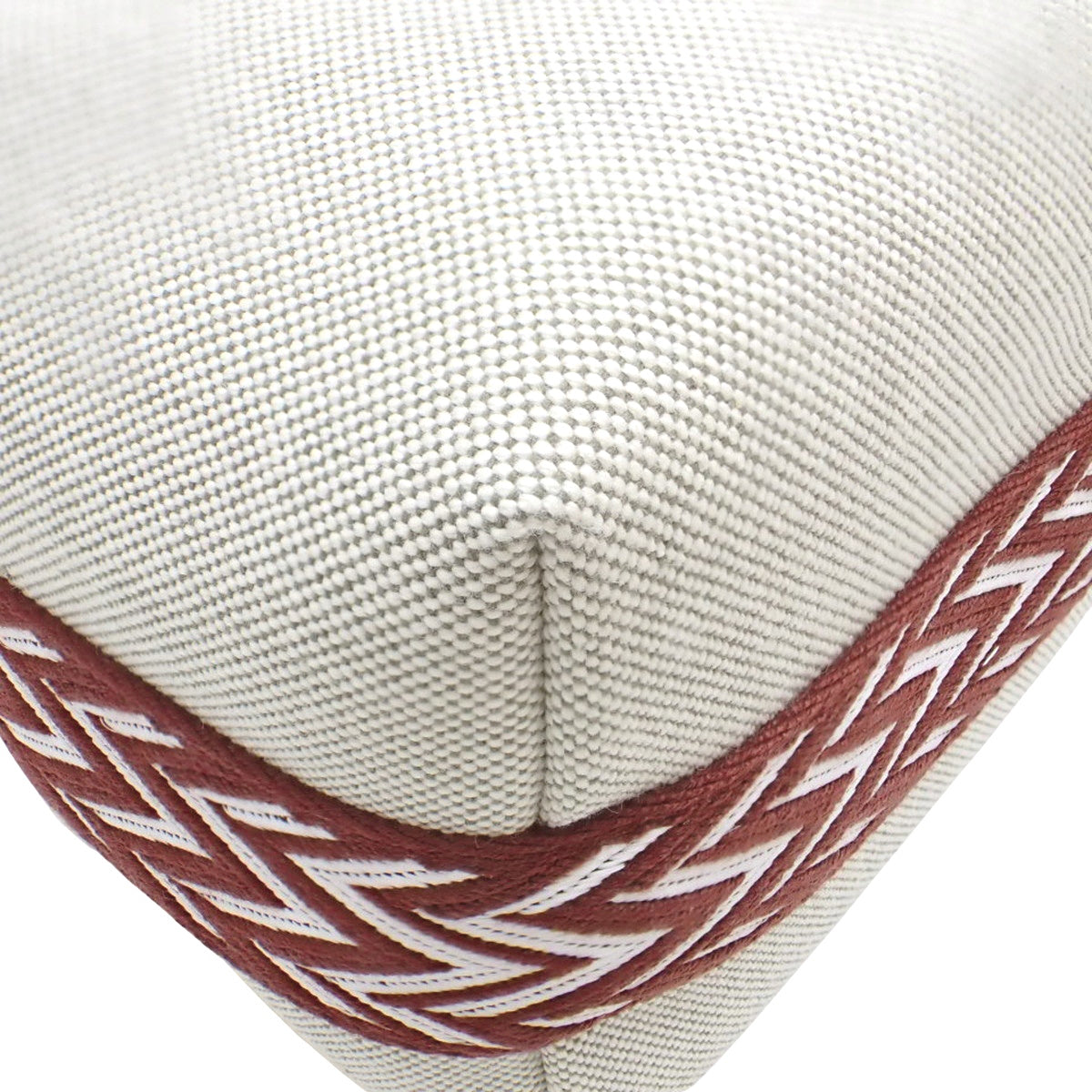 新娘身着黑色 PM Toile H 帆布鞋,米色和棕色鞋面,银色五金配件