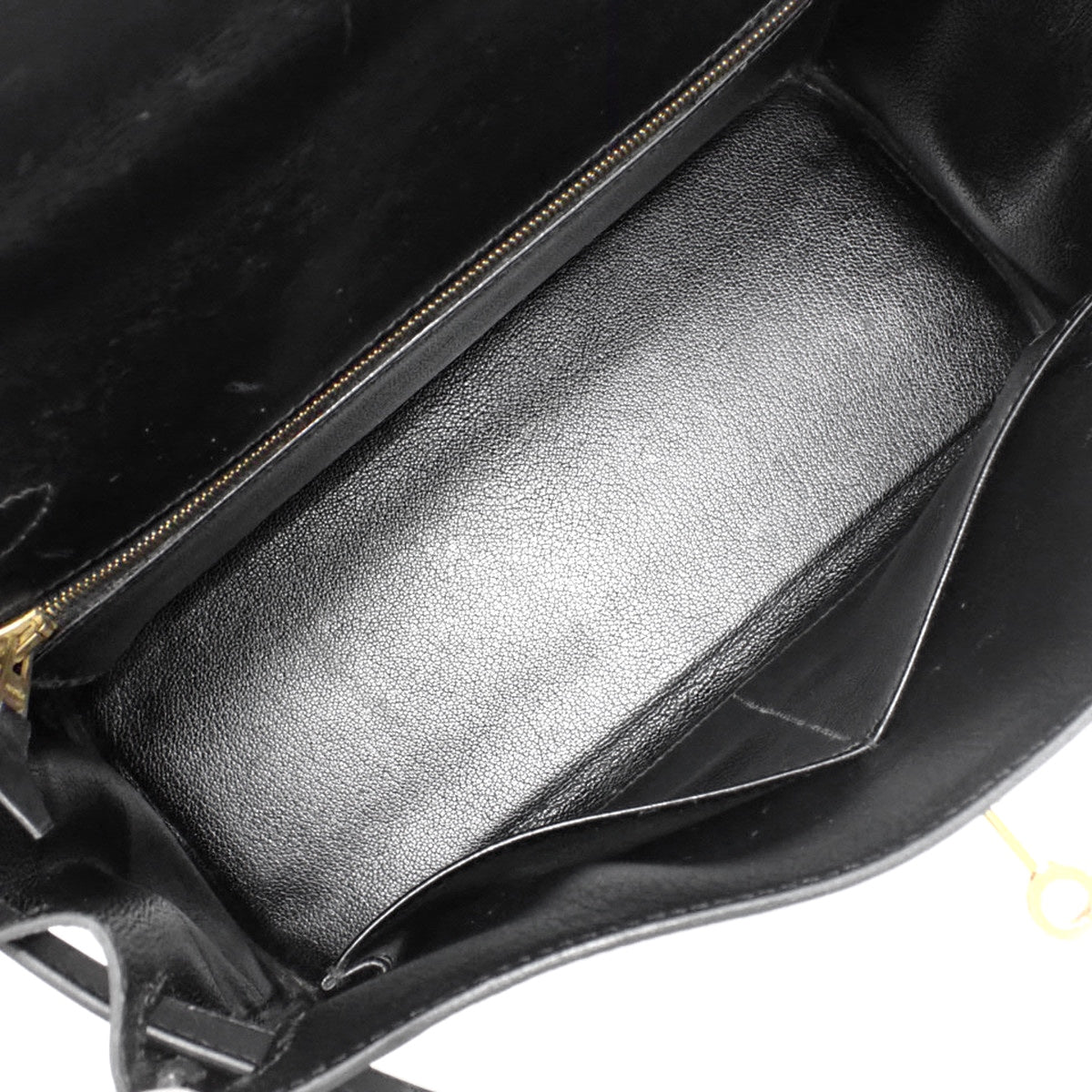 Kelly 28(内缝线),黑色小牛皮材质,金色五金配件,带C字印记