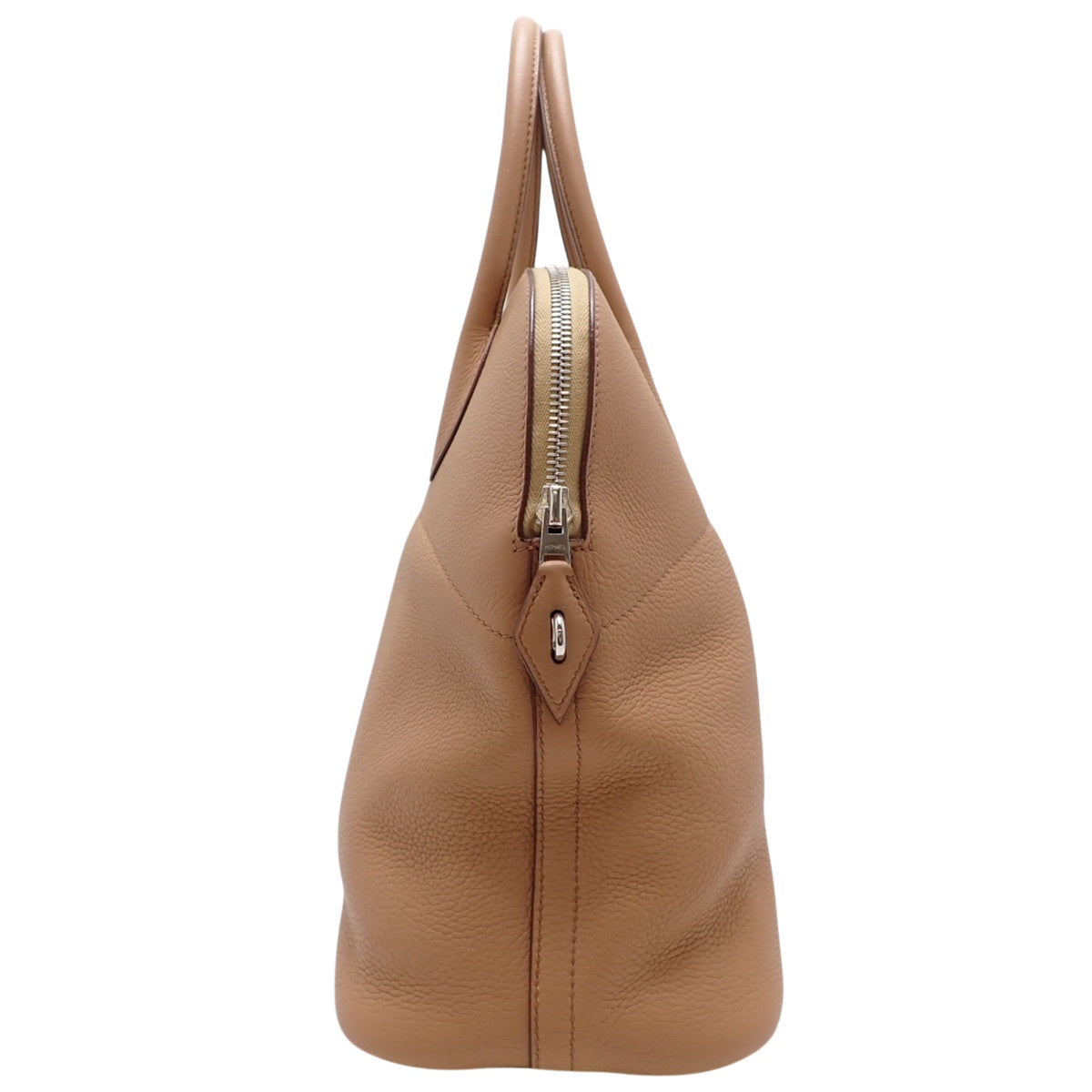 Bolide 35,采用 Taurillon Clemence 皮革,搭配钯金配件、Tabac 驼色皮革和银色配件。□L 印记。