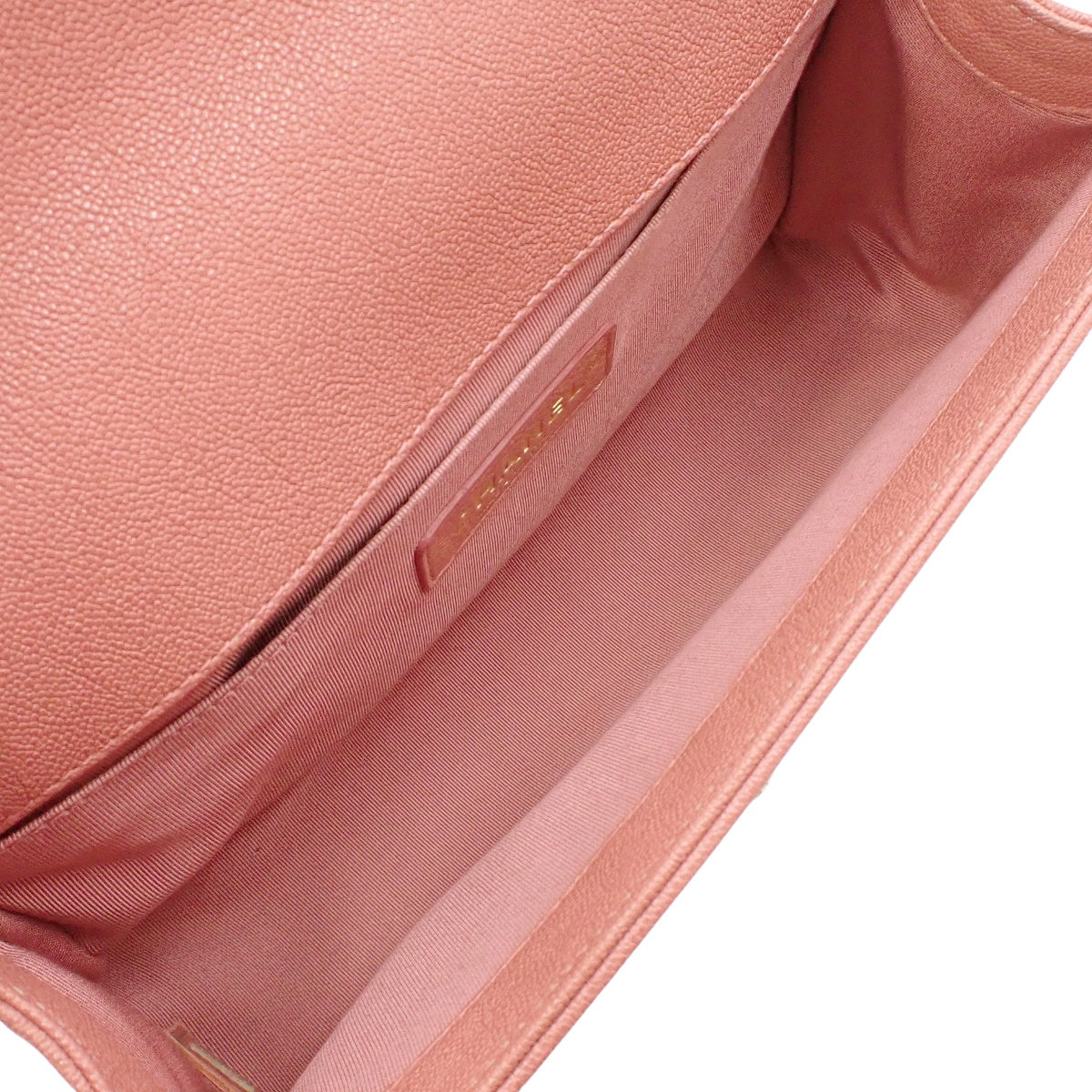 Boy Chanel 鱼子酱纹皮革 Chevron 链条肩背包,粉米色