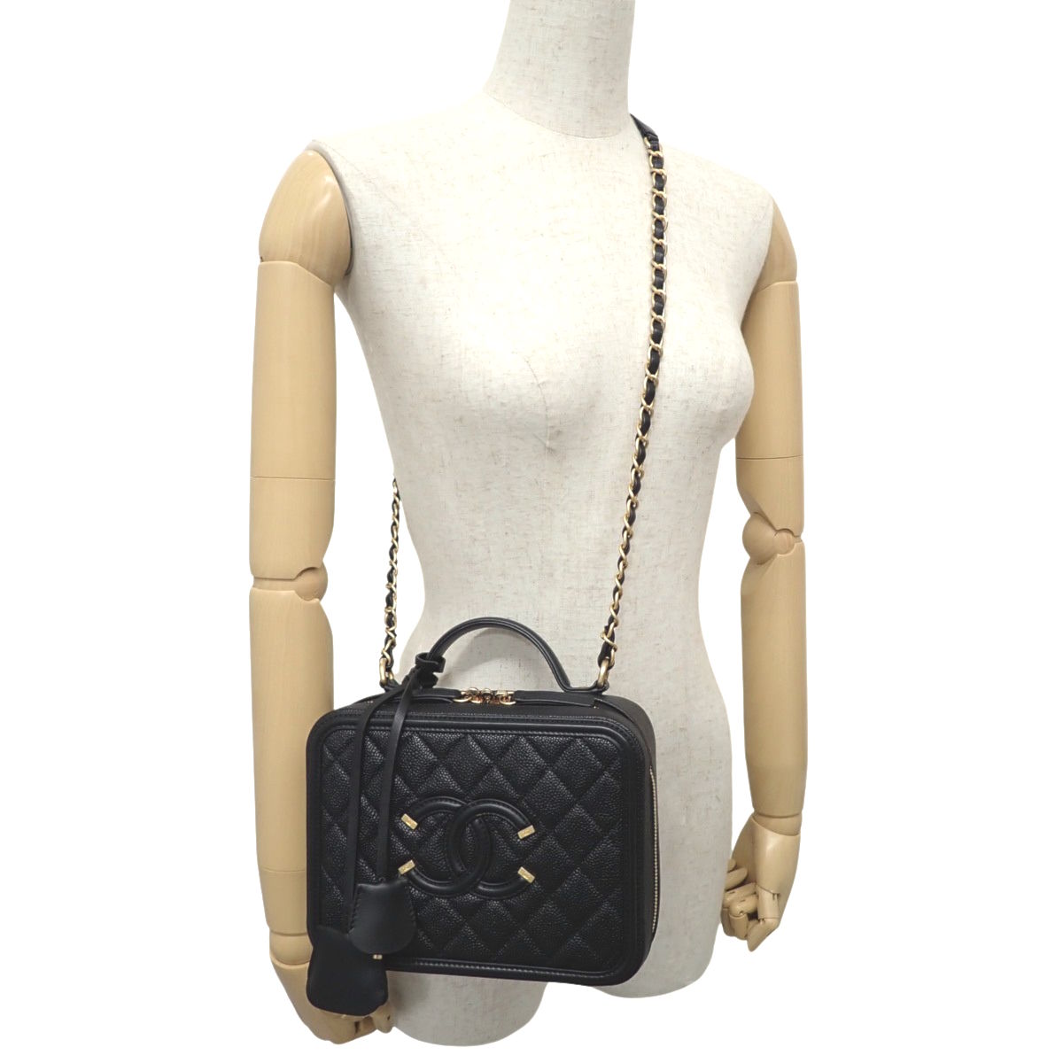 Matelasse CC Filigree 黑色鱼子酱皮革化妆包 A93344