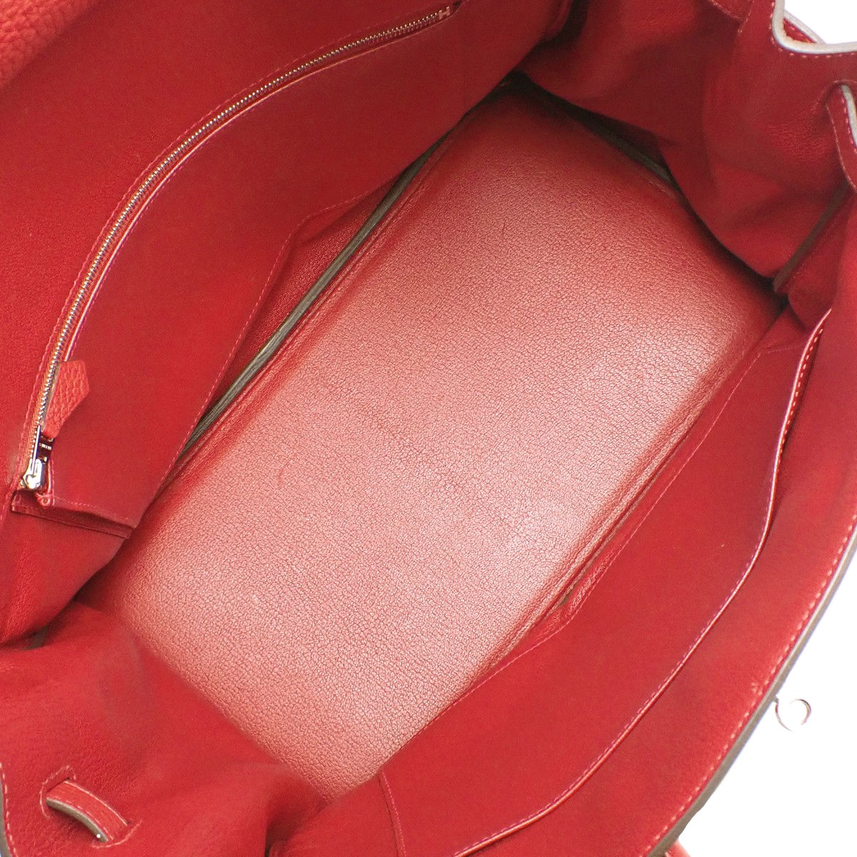 Birkin 35 手提包,采用 Taurillon Clemence Rouge Kazak 皮革,配银色五金配件和 T 字标志