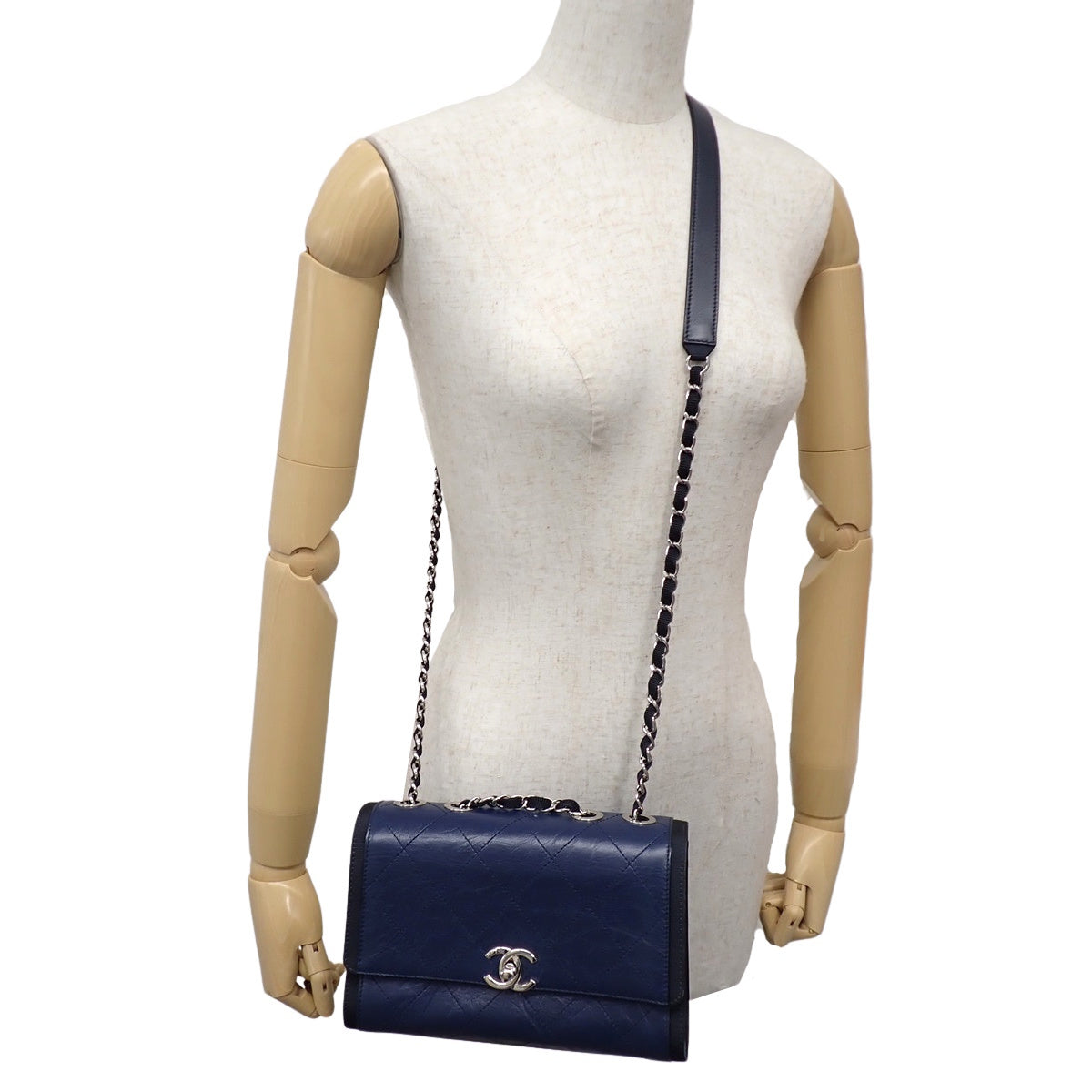 マトラッセ ココマーク チェーンショルダー レザー ネイビー