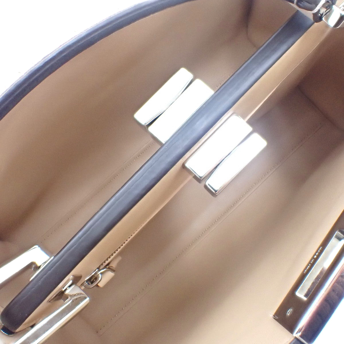 ピーカブーエッセンシャリー レザー ベージュ アイボリー