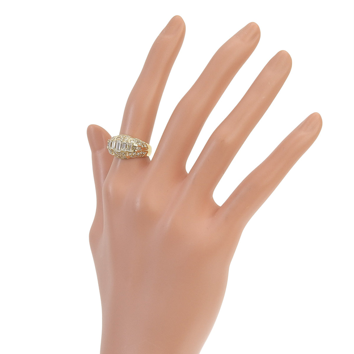 阶梯切割钻石戒指,钻石直径0.86克拉,净度0.82克拉,18K黄金材质,重5.4克