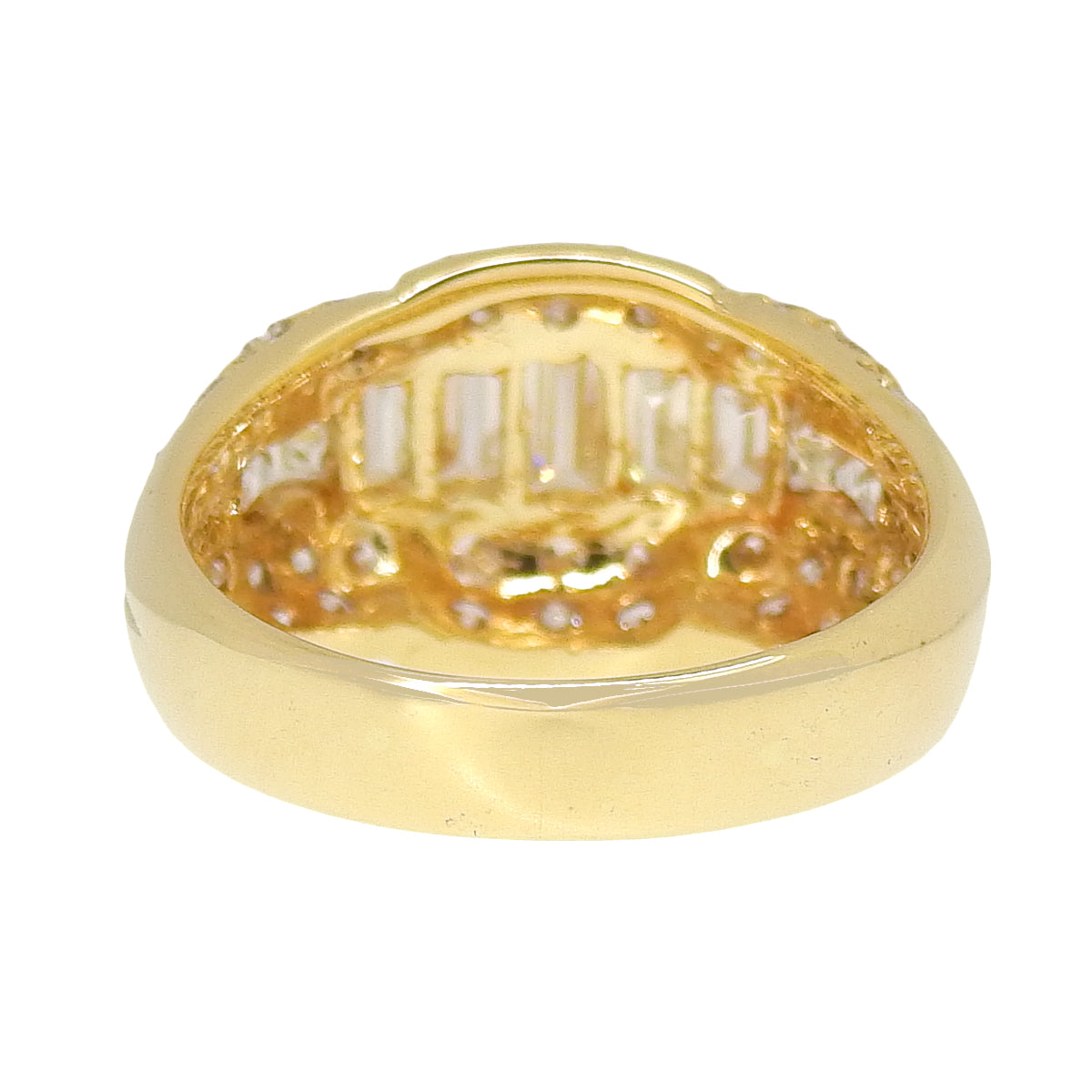 阶梯切割钻石戒指,钻石直径0.86克拉,净度0.82克拉,18K黄金材质,重5.4克