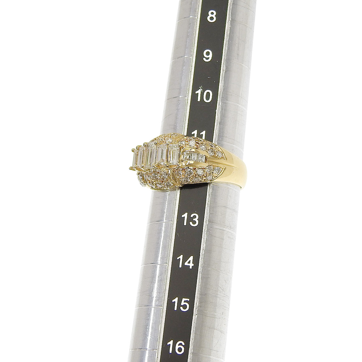 阶梯切割钻石戒指,钻石直径0.86克拉,净度0.82克拉,18K黄金材质,重5.4克