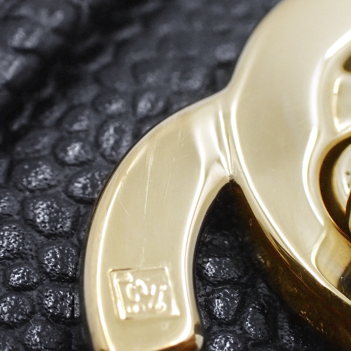 黑色鱼子酱纹Matelasse经典手提包 A01112