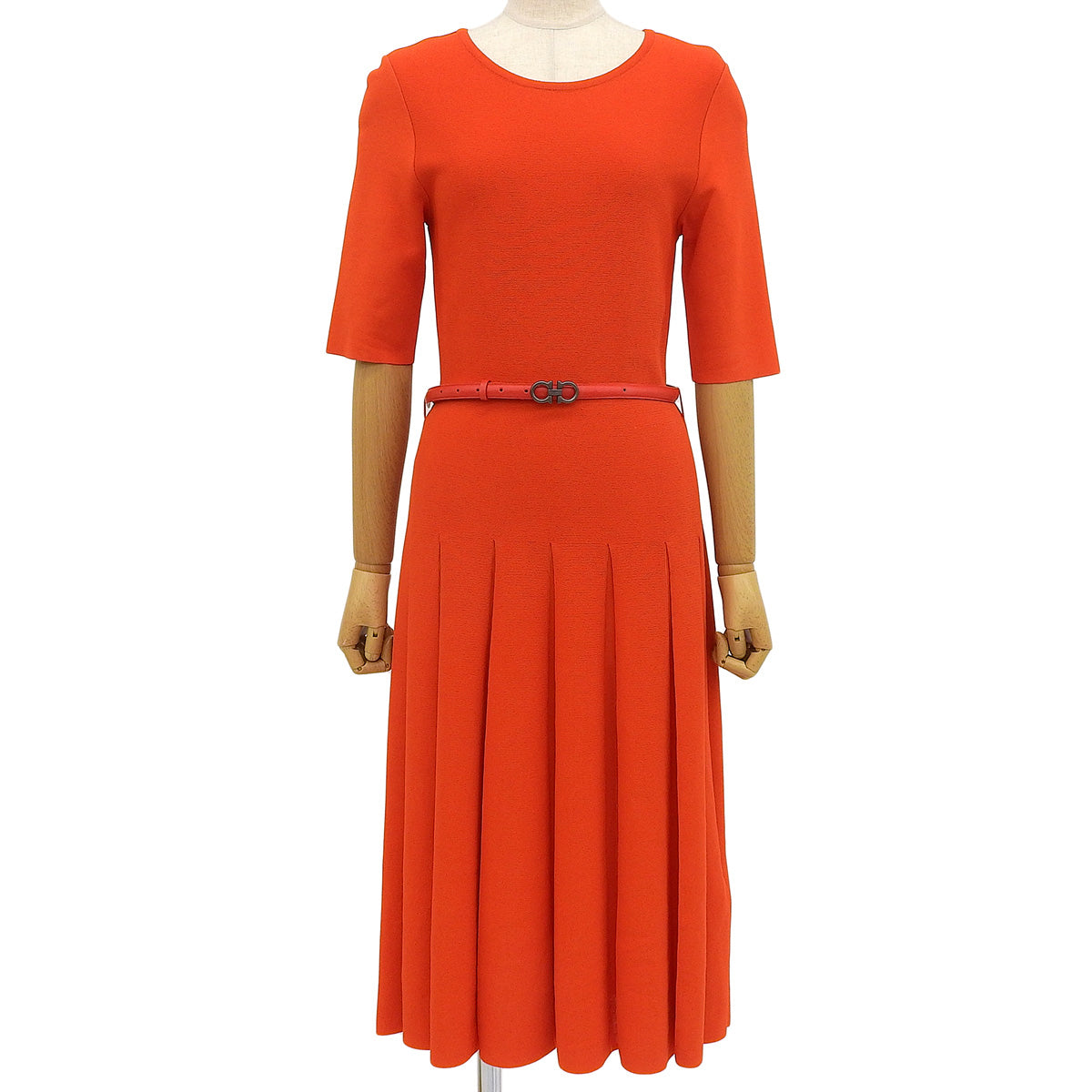 Short-sleeved pleated dress, size M