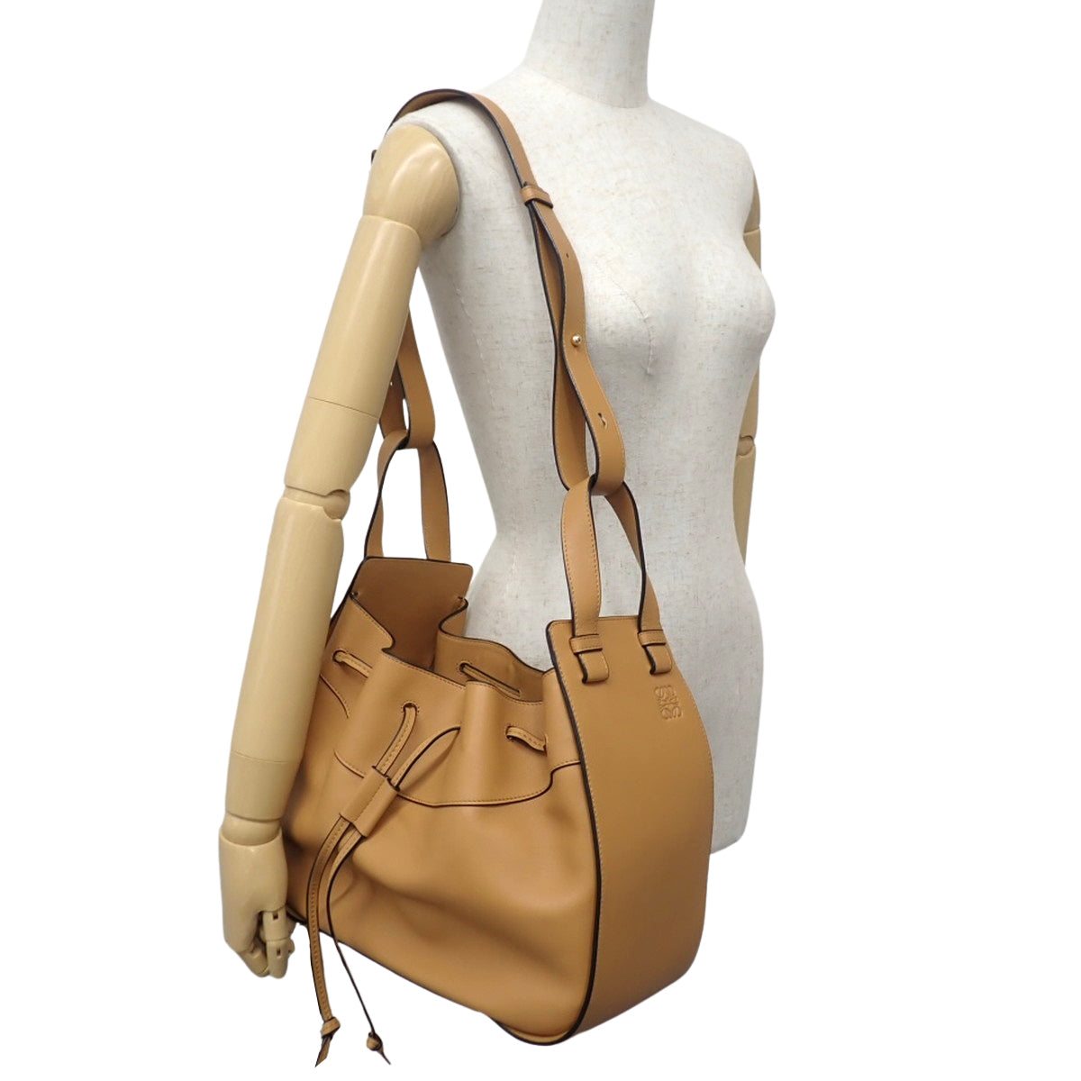 HAMMOCK drawstring bag in leather (camel) 329.77.V06