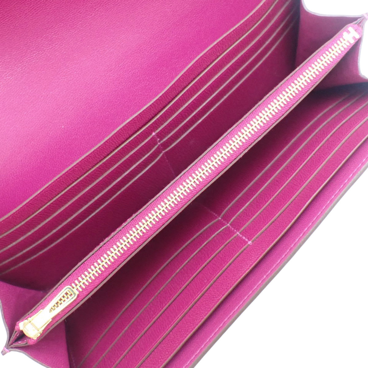 Constance 长款鳄鱼皮和短吻鳄皮腕表,配以玫瑰金配件和 Z 字印记