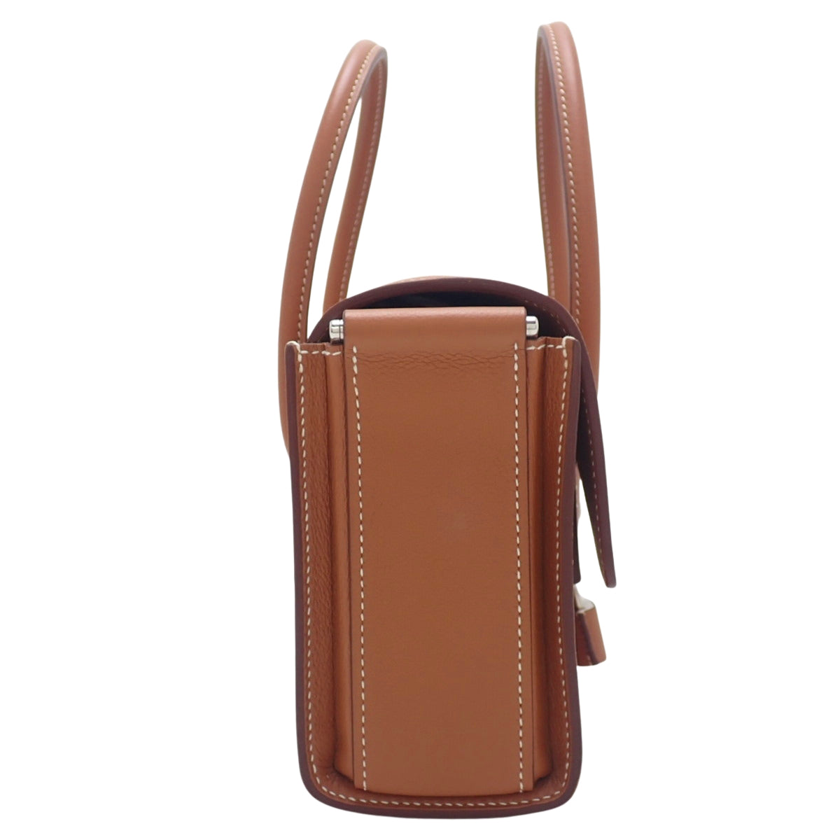 新款 Drag 22 Evercolor 金色表盘,搭配银色五金件和 B 字印记