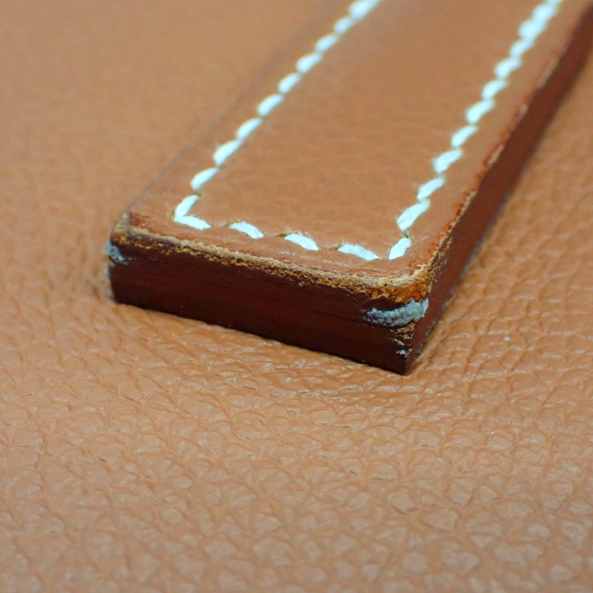 新款 Drag 22 Evercolor 金色表盘,搭配银色五金件和 B 字印记