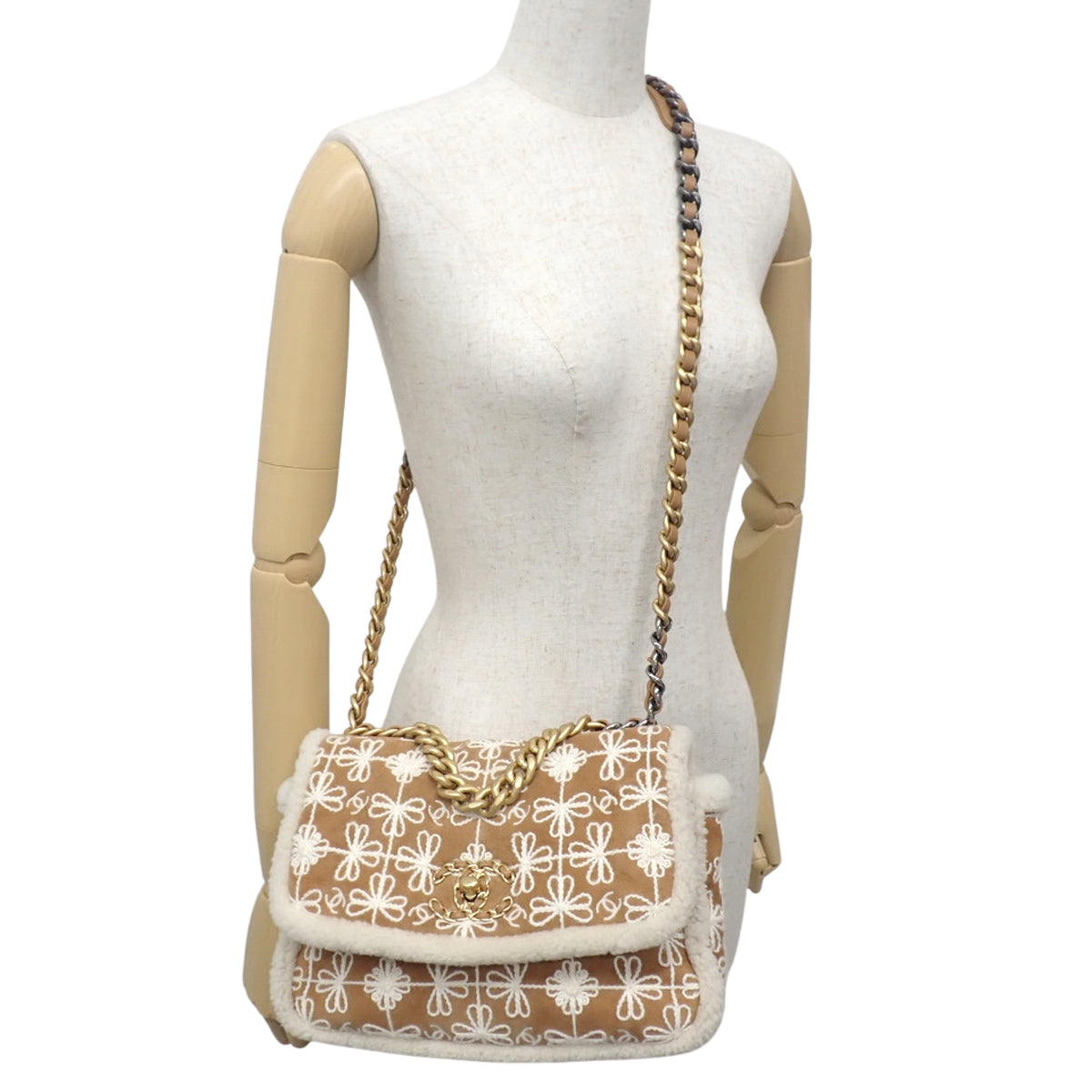 シャネル19 ココマーク チェーンショルダーバッグ スウェード/スエード ムートン ベージュ ホワイト