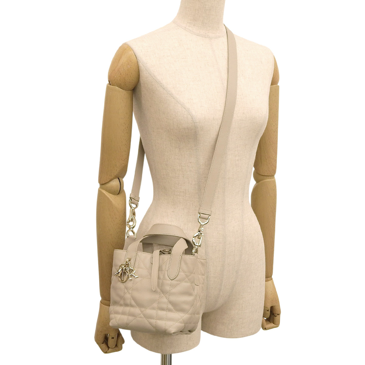 マクロカナージュ トゥジュール バーティカル ナノ トートバッグ ベージュ S6100OSNW_M51U