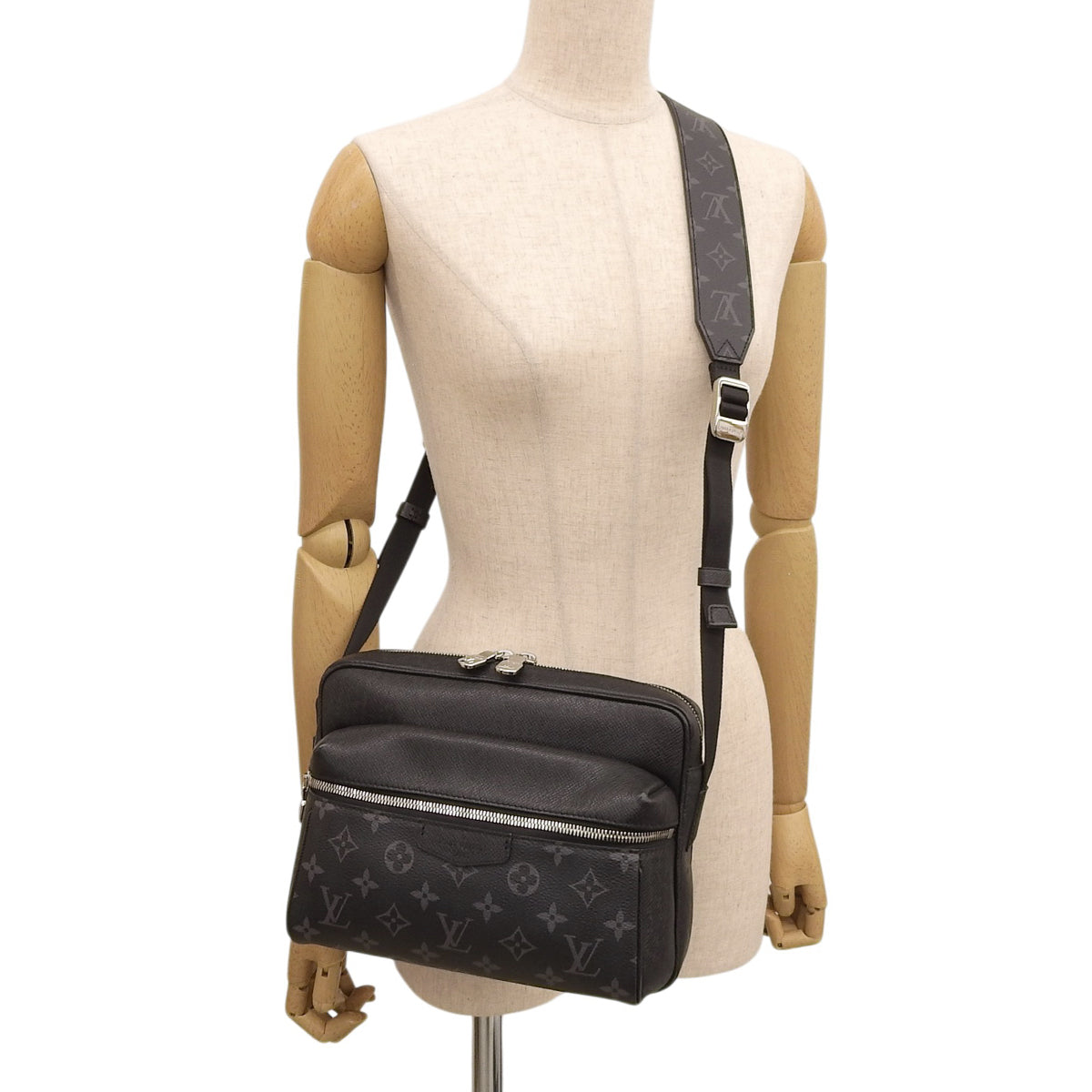 タイガラマ アウトドア・メッセンジャー PM タイガレザー モノグラムエクリプス ブラック グレー M30233