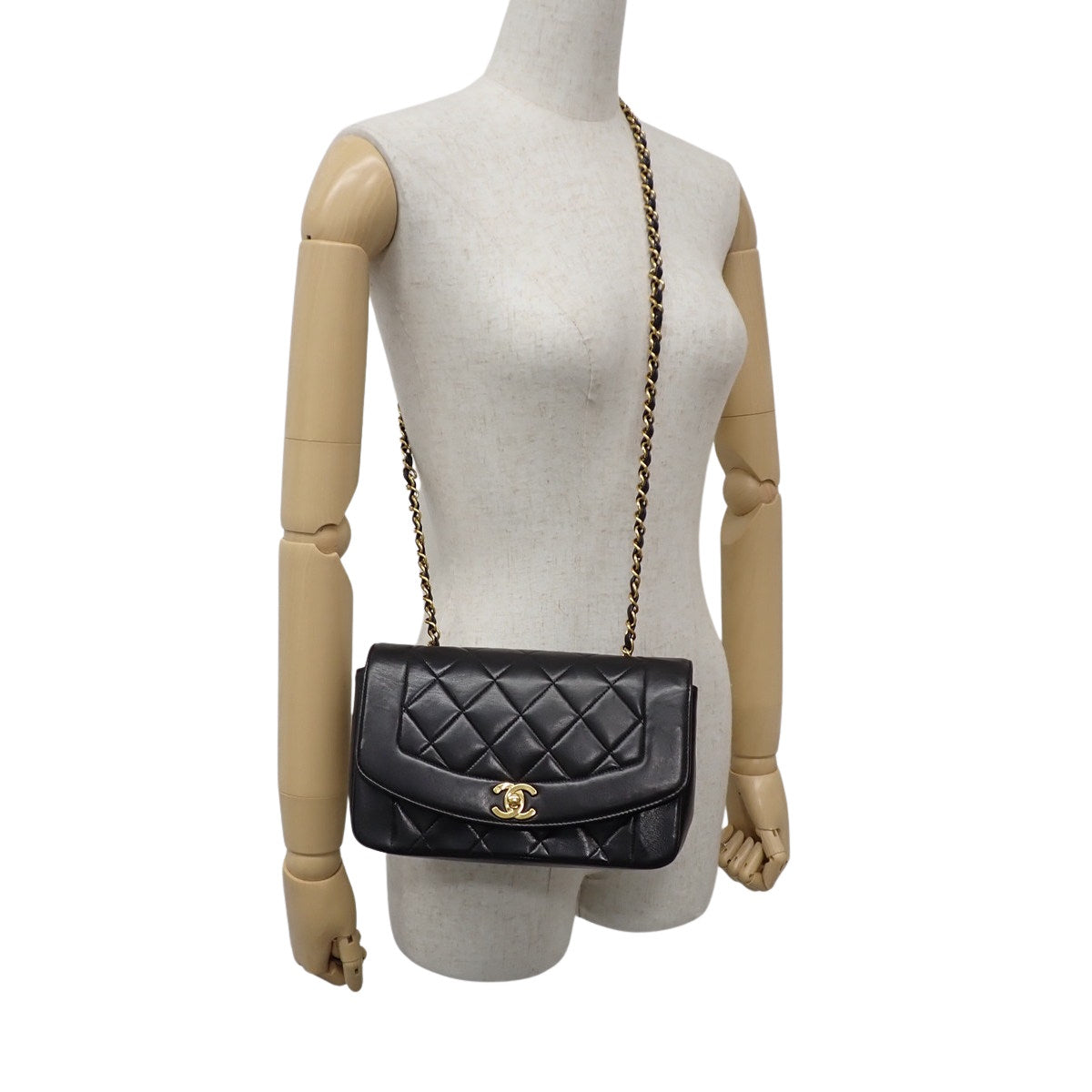 Matelasse Diana 22 Chain Shoulder Bag, Lambskin, Black