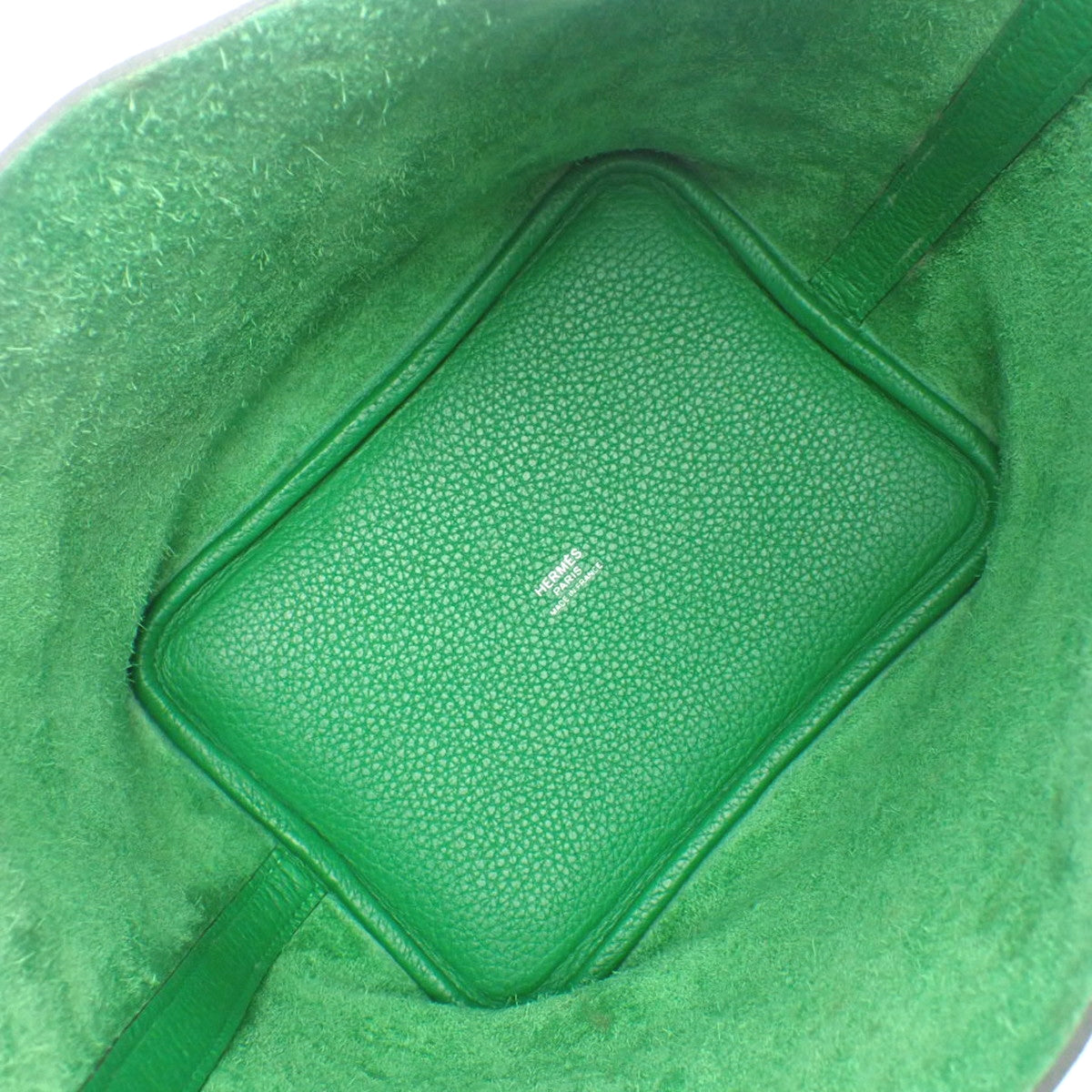 Picotin Lock PM 单色 Taurillon Clemence 竹纹皮革,配绿色五金件和 Z 字印记