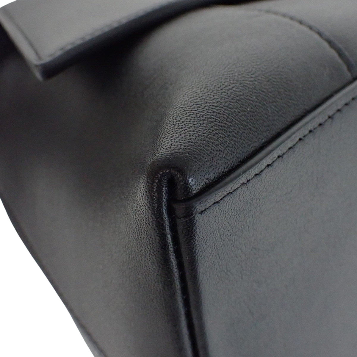 Downtown Medium Leather Black 671354