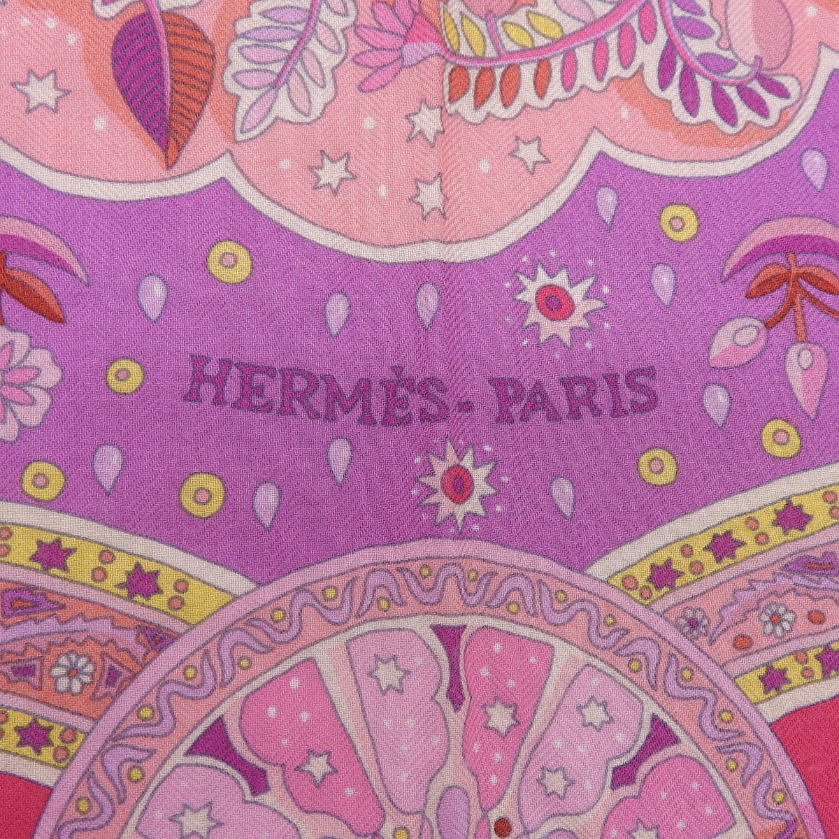 Aux Portes du Palais The Gates of the Palace Carre 140 Cashmere Silk