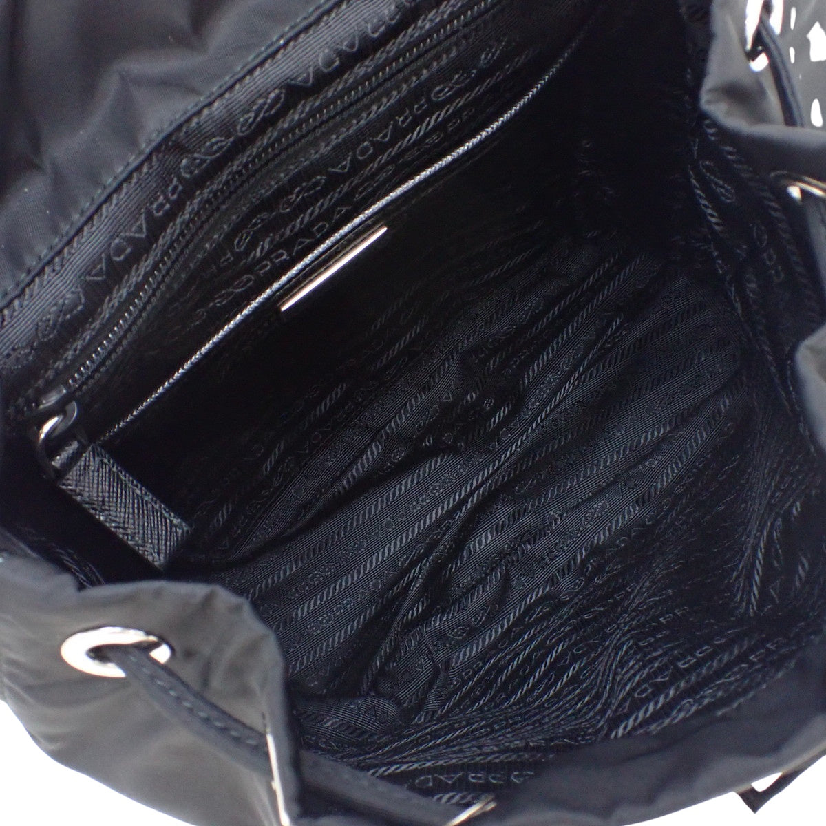 Re-Nylon バックパック ナイロン サフィアーノレザー ネロ 1BZ677