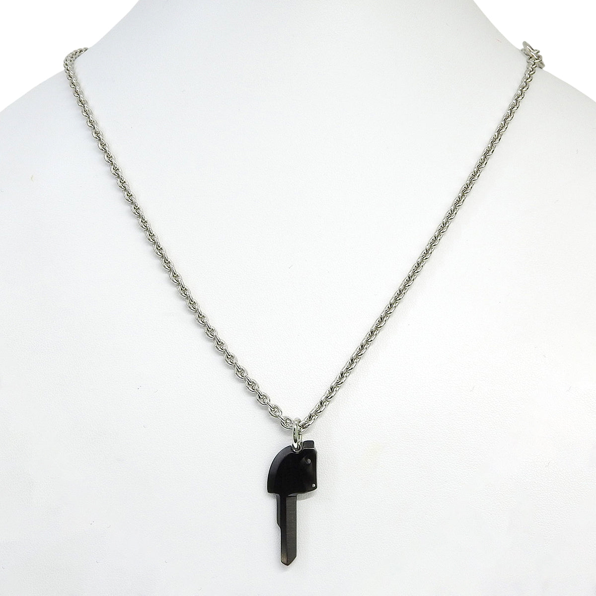 Crêpe Cheval Pendant, Metal