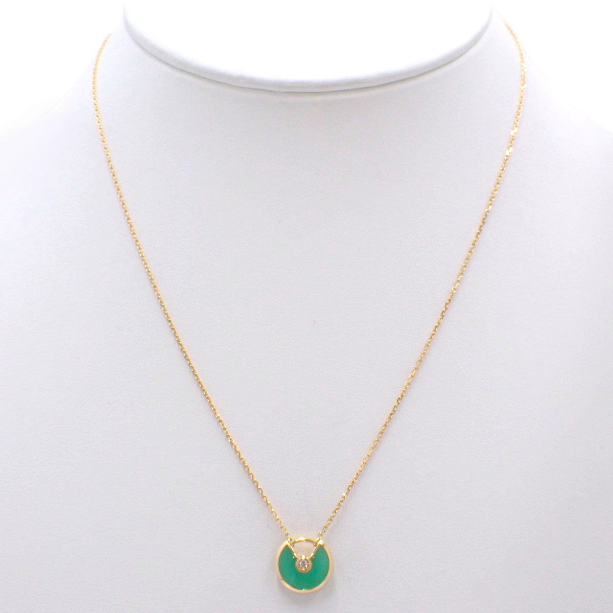 Amulet de Cartier 项链,18K 黄金镶嵌钻石和绿玉髓。