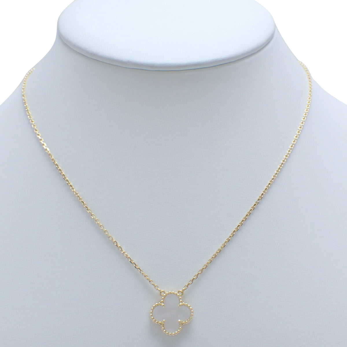 Vintage Alhambra pendant in mother-of-pearl and 18k yellow gold.