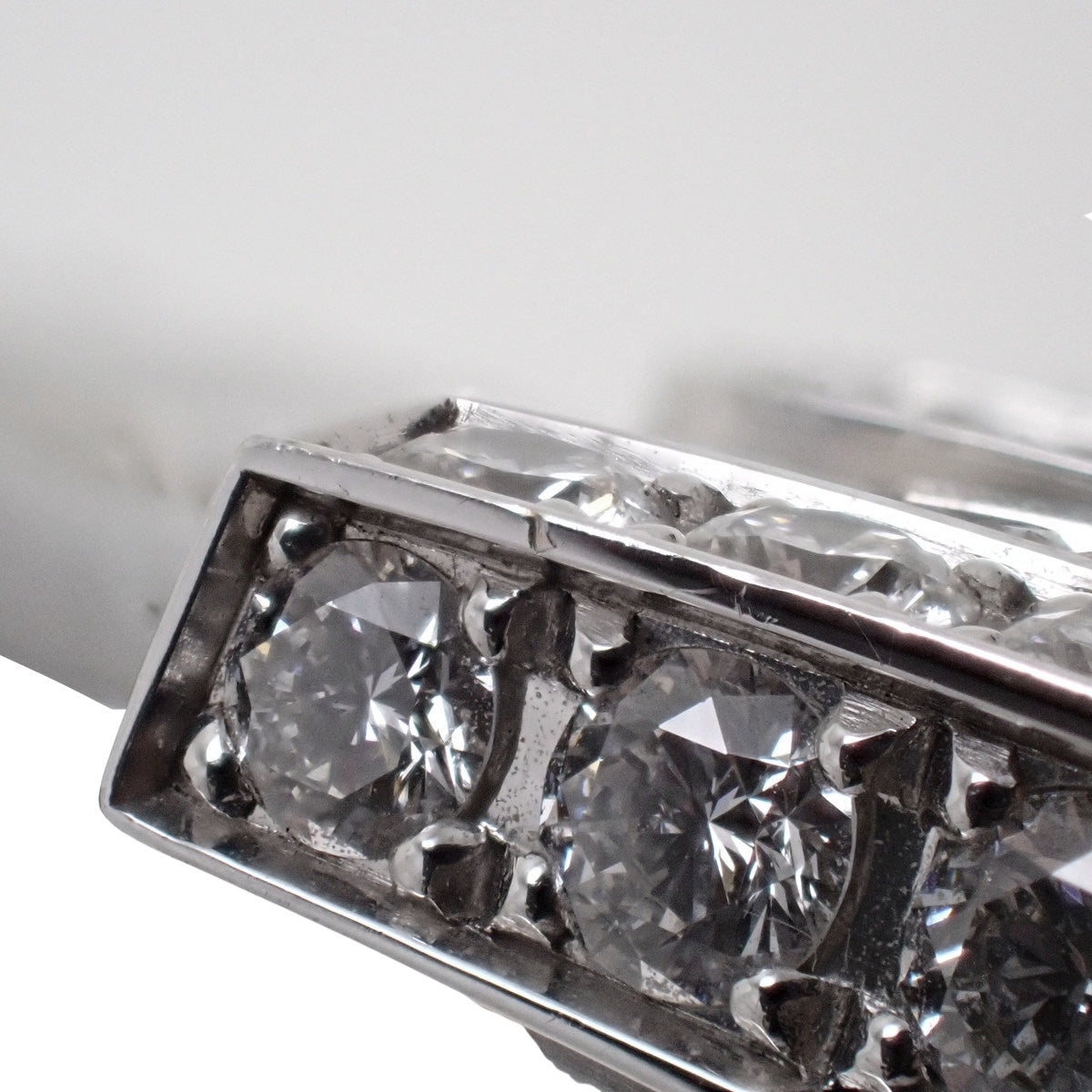 アヴェニュー クラシック ベゼルダイヤ AVEQHM21WW231 WG/革 マザーオブパール文字盤 ホワイト クオーツ レディース