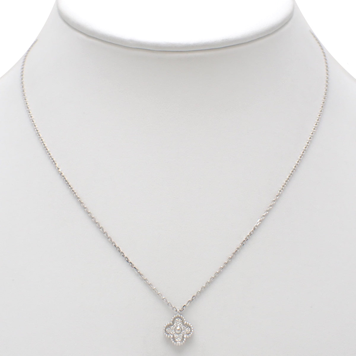 Sweet Alhambra pendant with diamonds in 18K white gold and 3.1g