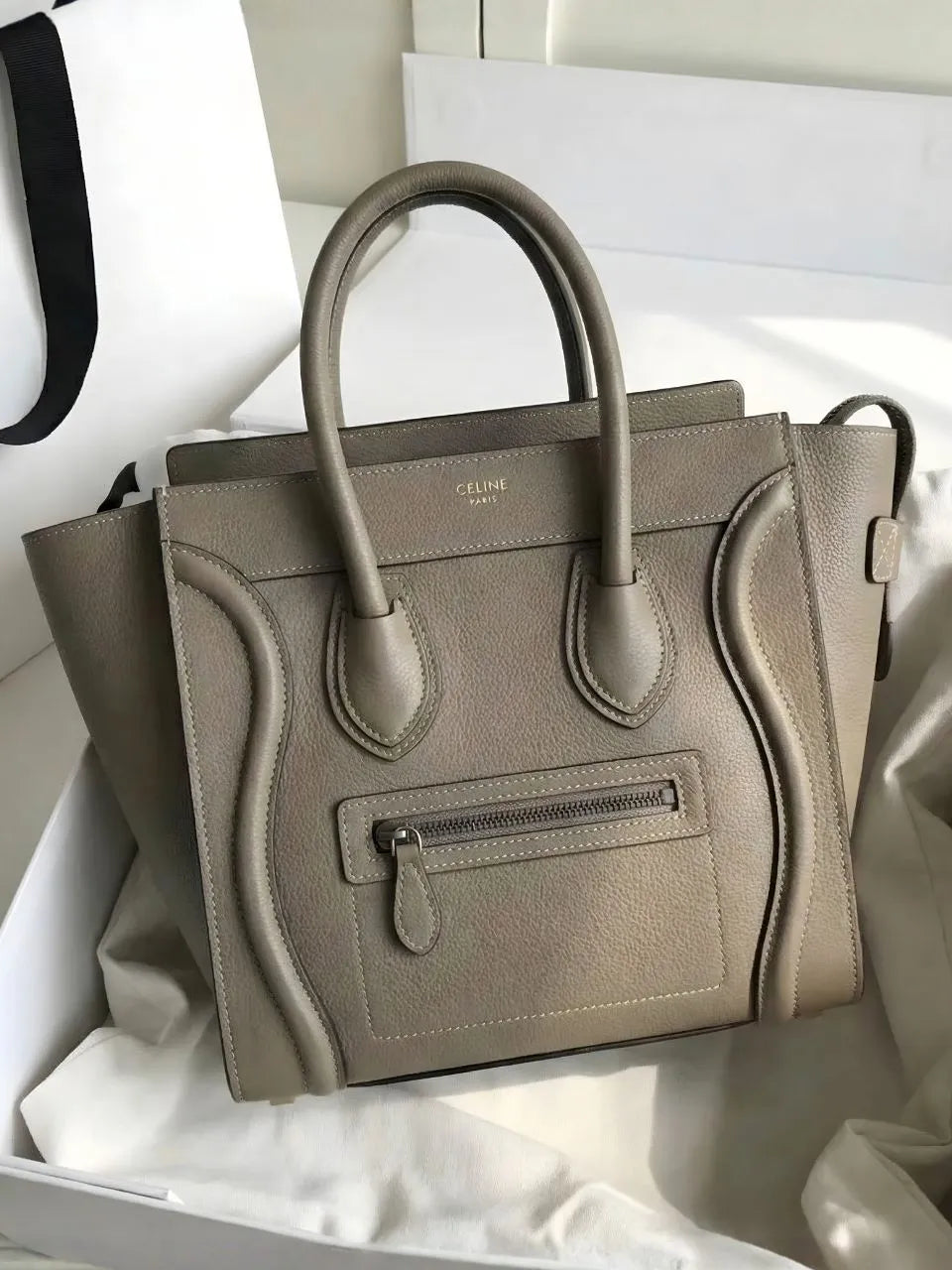 セリーヌ ラゲージ トート スリ ドラムドカーフスキン フロントジップ デザイン