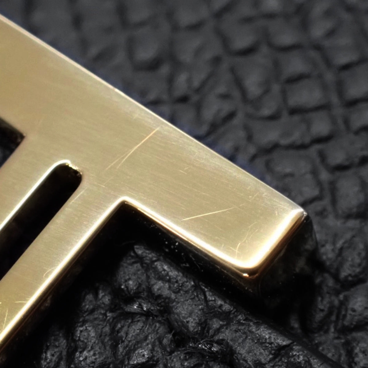 Van Compact Beau Épsoin Black Gold Hardware K Stamp