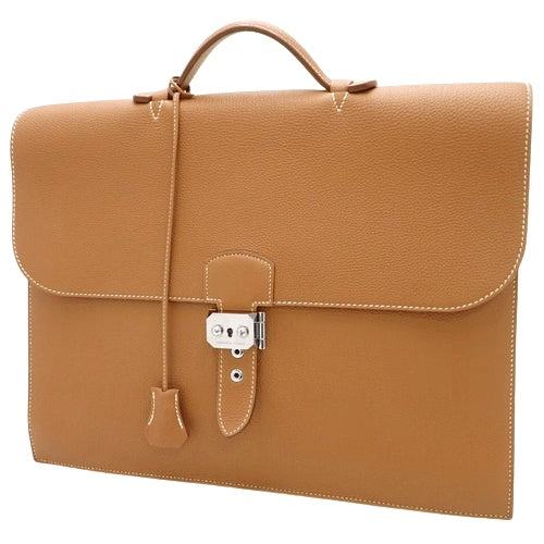 Sac A Depeche 38 金色 Togo 公文包，配钯金和银质金属配件和 C 字标志，非常适合通勤